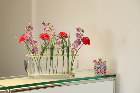 Längliche Glasvase mit bunten Blumen