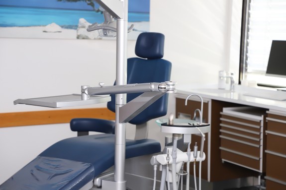 Behandlungsstuhl mit Bild vom Strand im Hintergrund