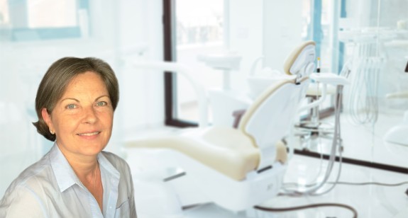 Fr. Dr. Erika Schülz vor einem weißen Behandlungszimmer