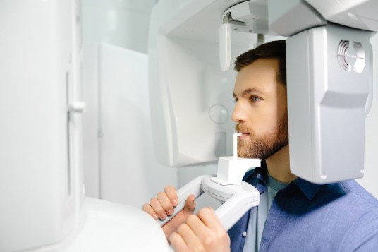 Junger Mann während einer Röntgenbehandlung