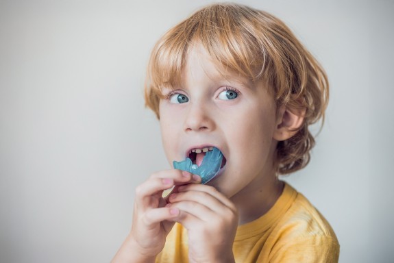 Kleiner Junge mit Zahnschutzspange
